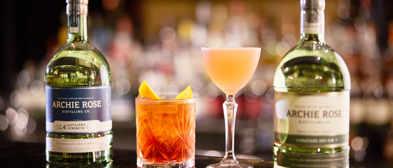 Njut av en elegant cocktail på Luke's Bar före middagen