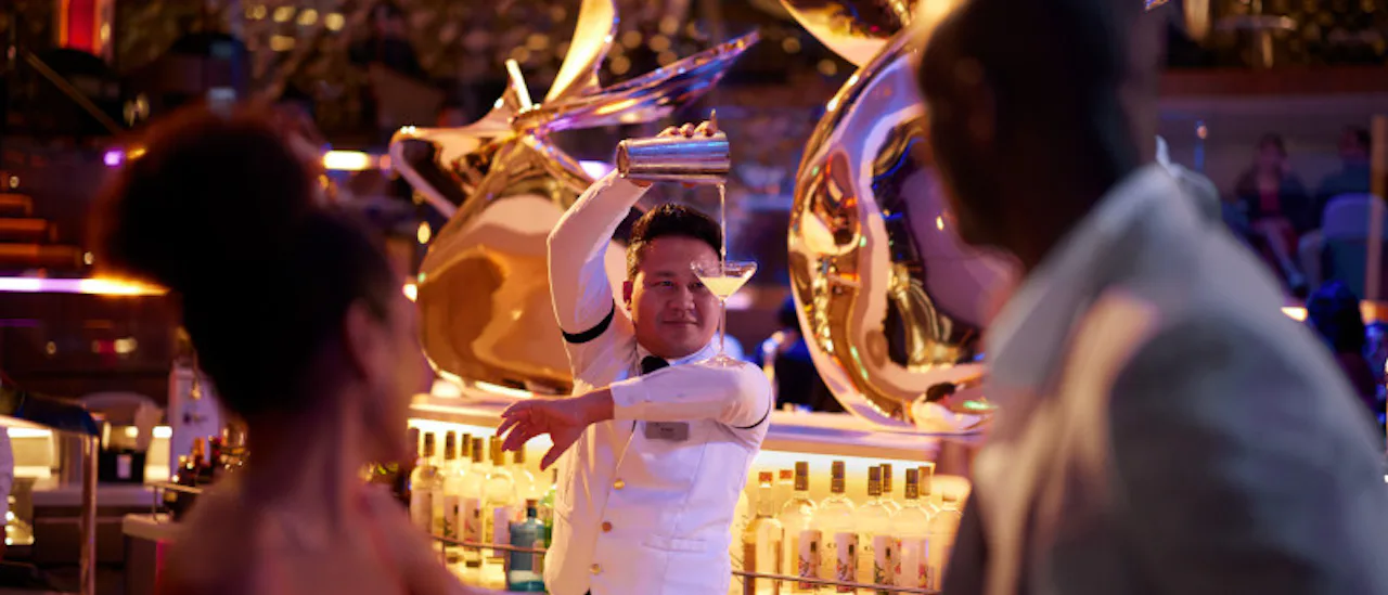 Njut av en cocktail i Martini-baren!