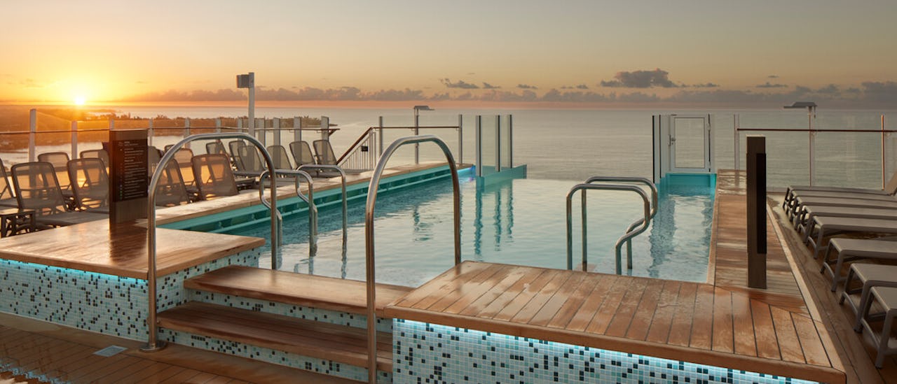 För ultimat lyx finns Infinity och Panorama Pool and Bar