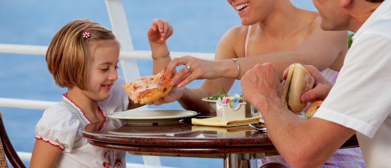Stanna till för en pizza vid poolen