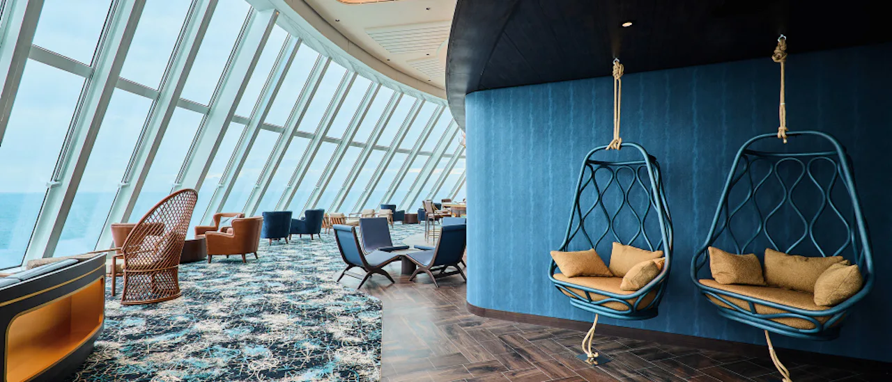 Koppla av i en ledig, maritim atmosfär på Captain's Bar