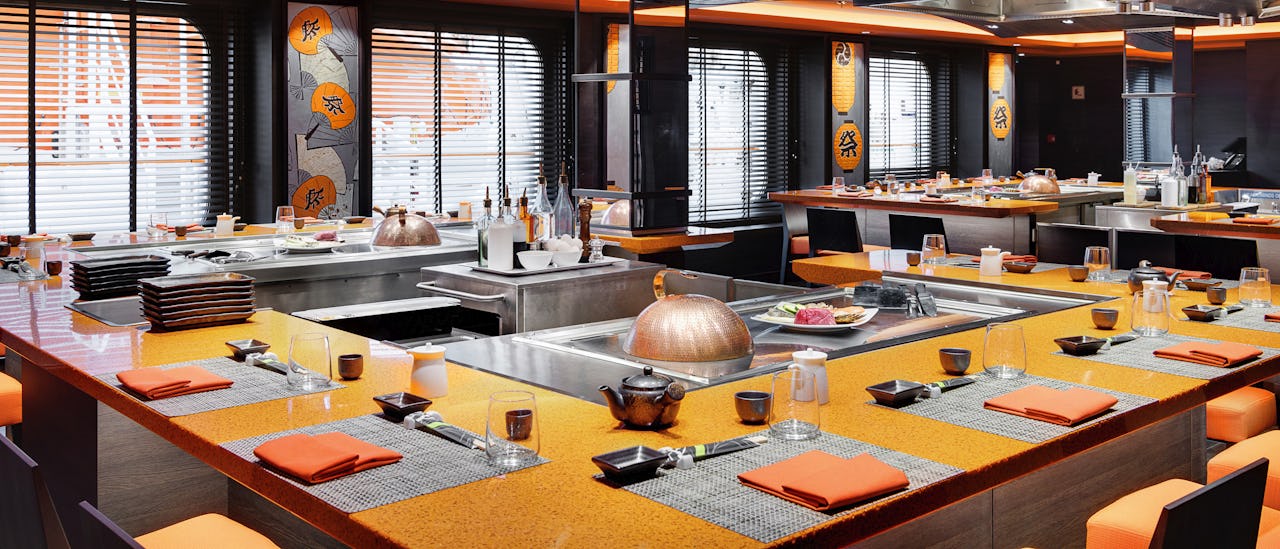 Sushi- och teppanyaki-restaurangen Kaito - mot extra kostnad.