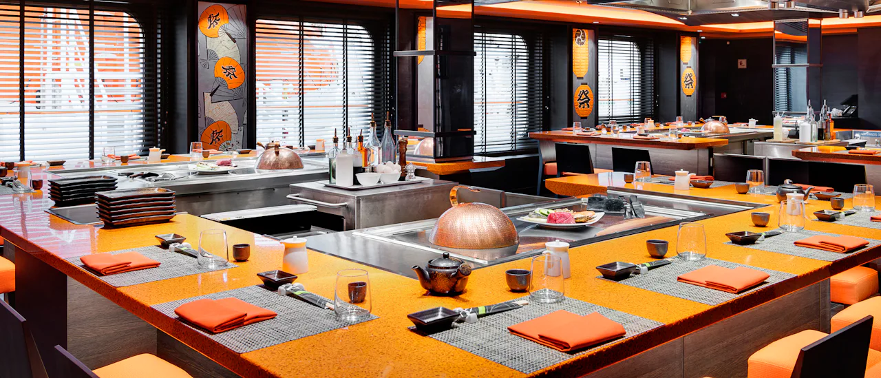 Sushi- och teppanyaki-restaurangen Kaito - mot extra kostnad.