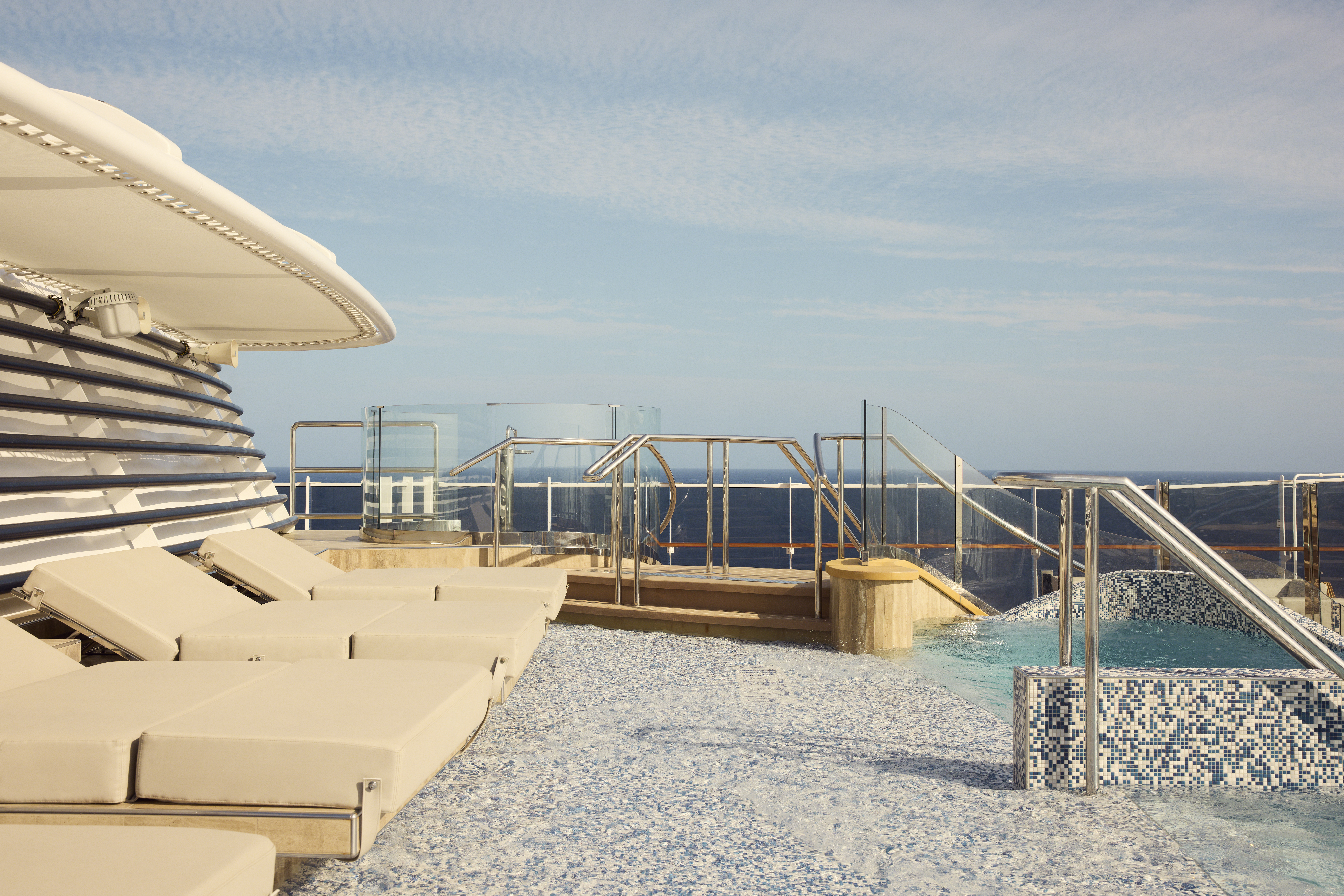 Atoll Pool & Bar – en intim pool med avslappnad stämning