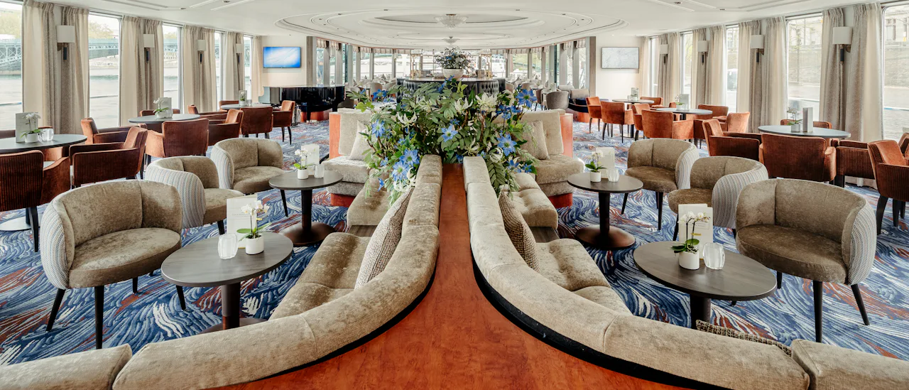 Voyage Lounge & Bar