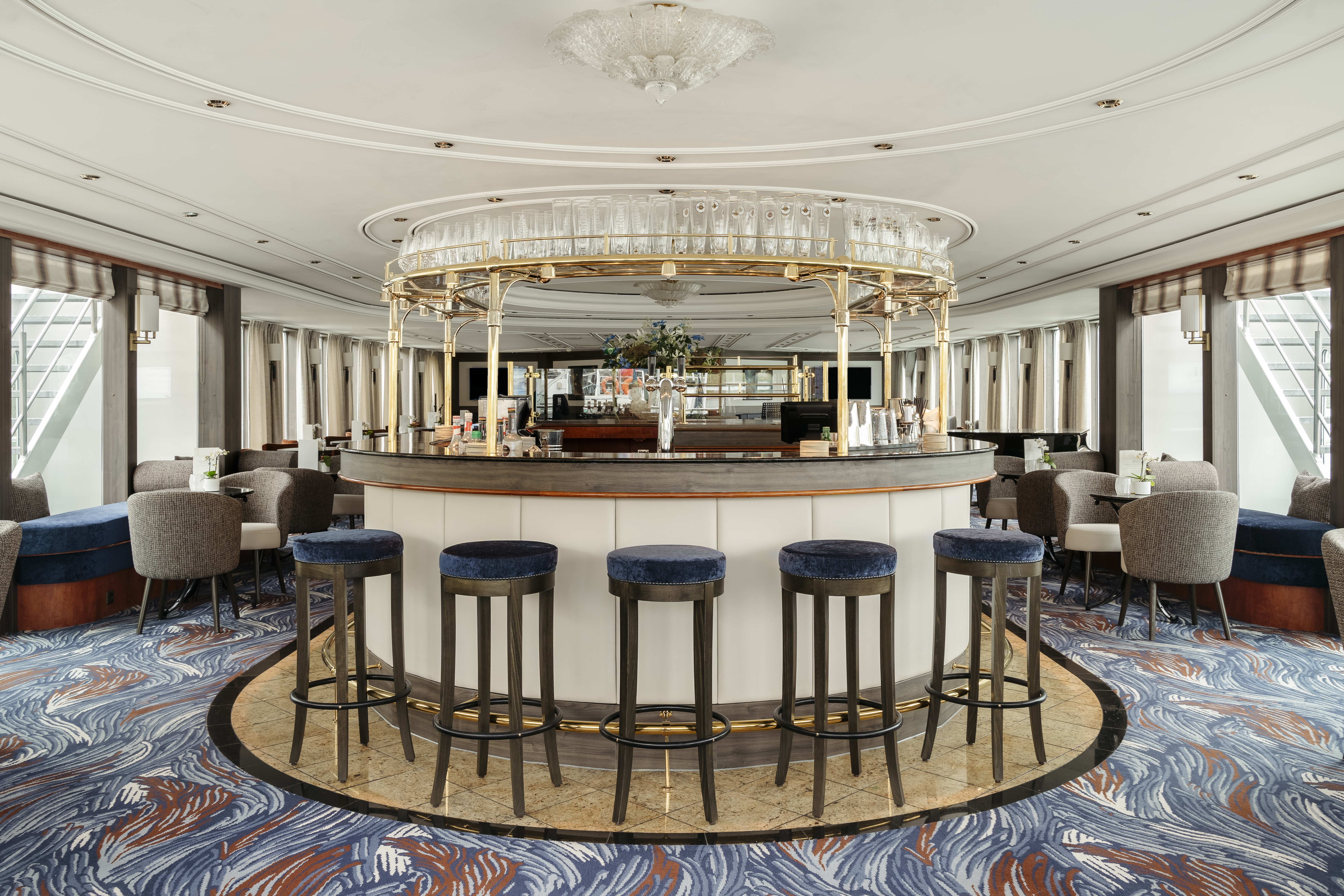 Njut av det förbipasserande landskapet i panoramaloungen