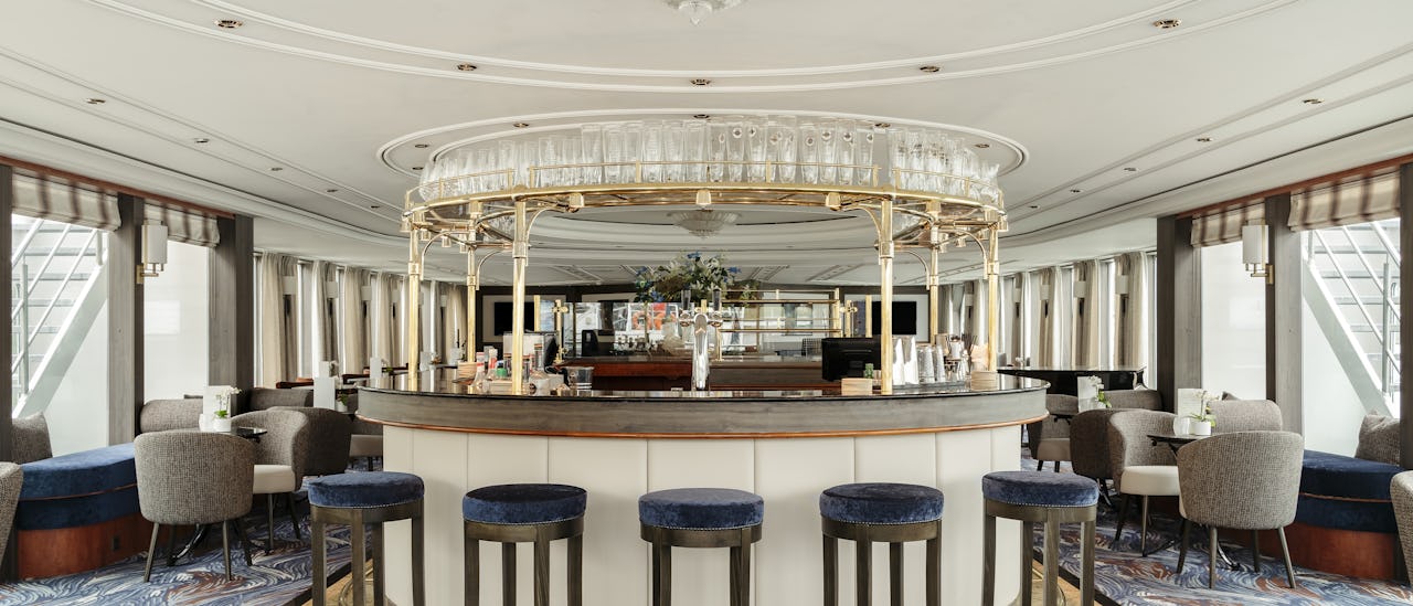 Njut av det förbipasserande landskapet i panoramaloungen