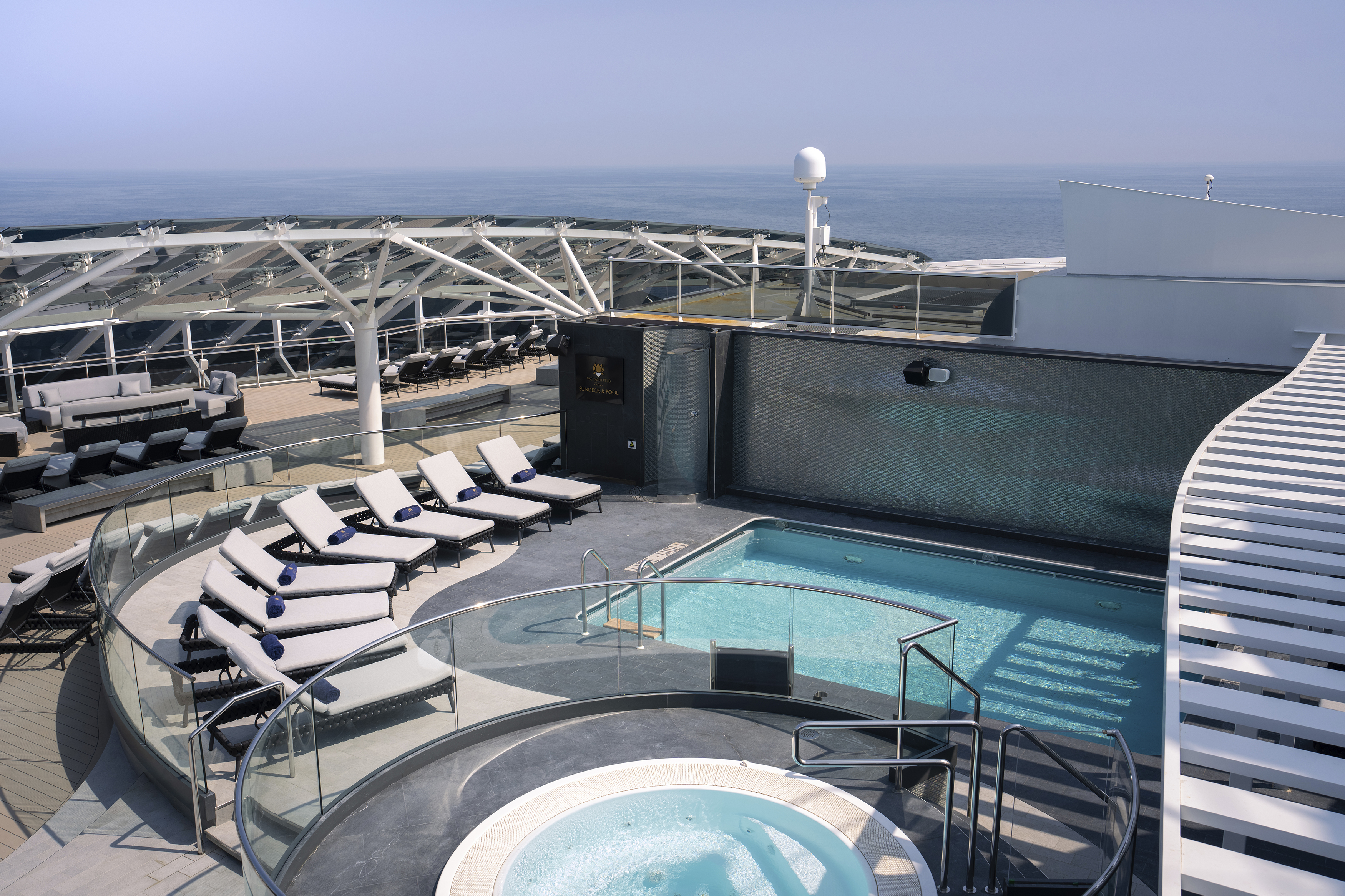 MSC Yacht Club erbjuder en privat upplevelse med bland annat restaurang, lounge, bar och pool