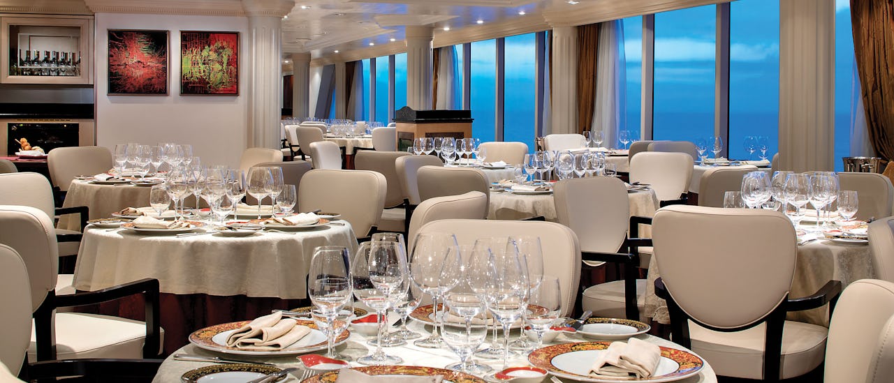 Restaurang Toscana firar passionen i Italiensk matlagning, serverad på specialdesignat Versace-porslin.