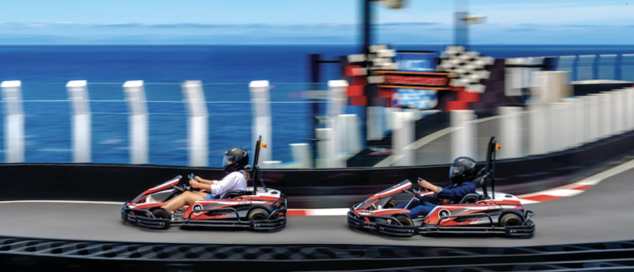 Kör Go-cart mellan spännande destinationer!