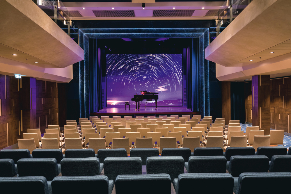 Schaubühne är den senaste teatersensationen. Toppmodern teknik ger gott om utrymme för magi, dramatik och livekonserter