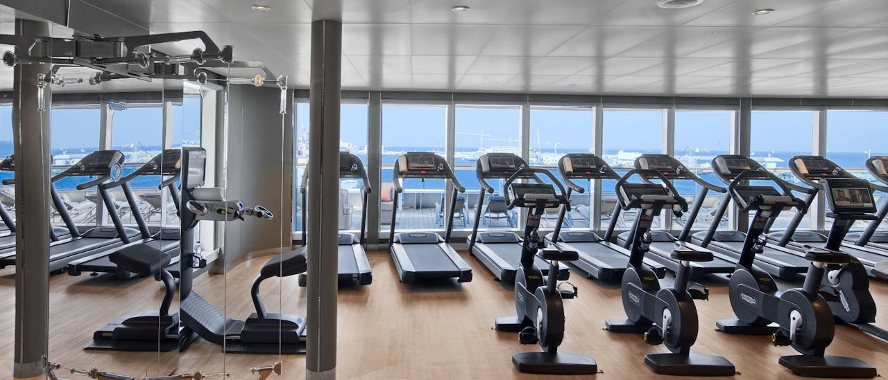 Träna med havsutsikt på ett välutrustat gym