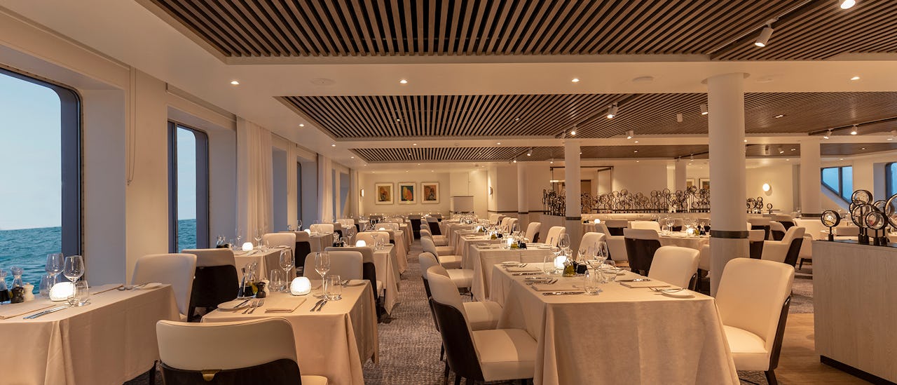 Njut av kontinentala och regionala specialiteter på The Restaurant
