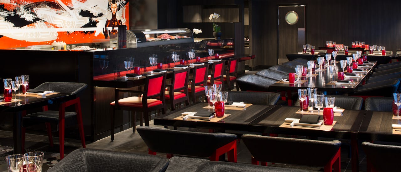 Izumi Teppanyaki Restaurant erbjuder à la carte-hibachi, teppanyaki och sushimeny