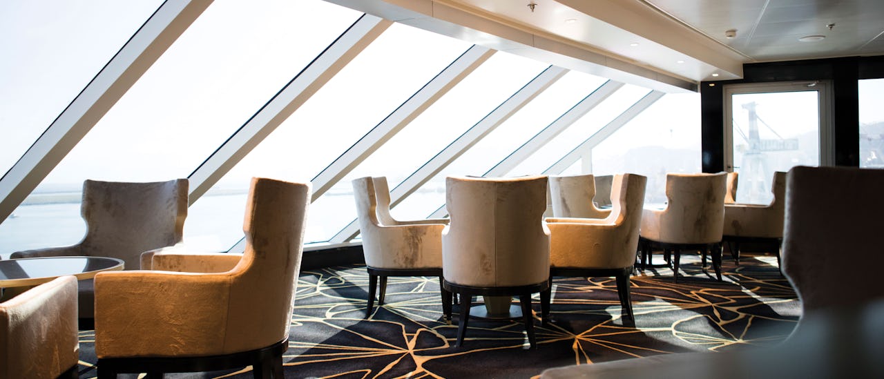Njut av panoramautsikten och livemusiken i Observation Lounge