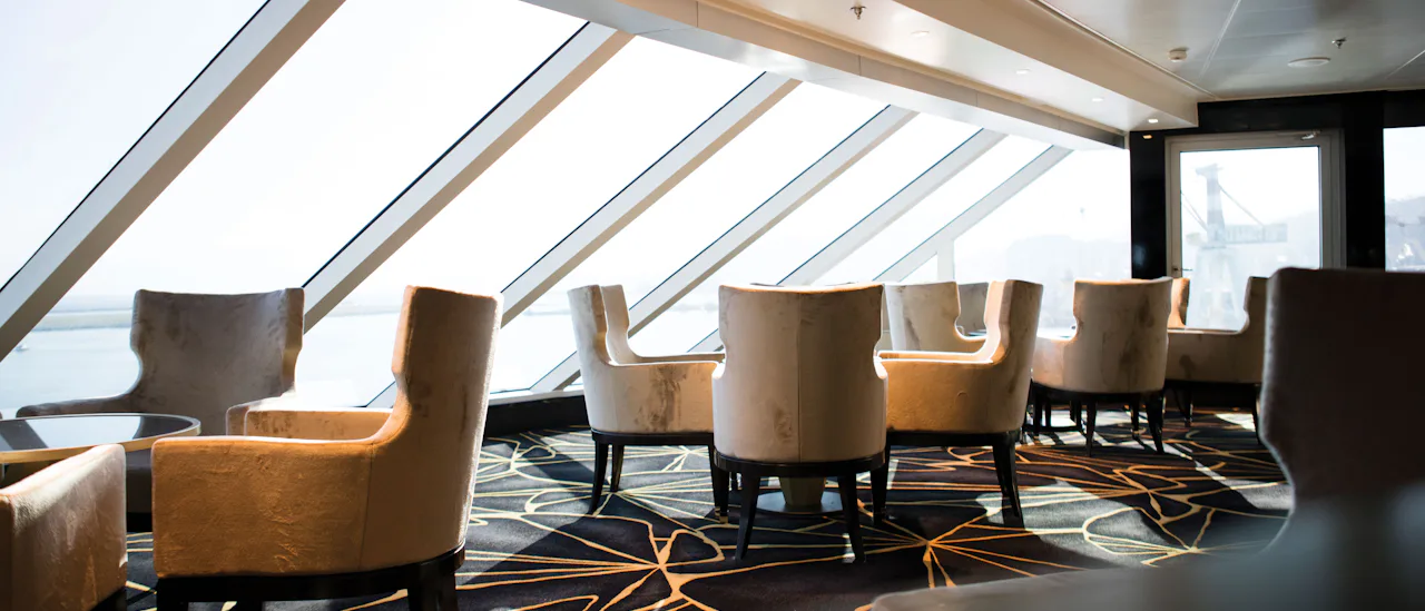 Njut av panoramautsikten och livemusiken i Observation Lounge