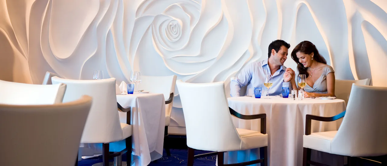 Restaurangen Blu är exklusiv för boende i en Aquaklass-hytt. Blu serverar hälsosam gourmetmat.