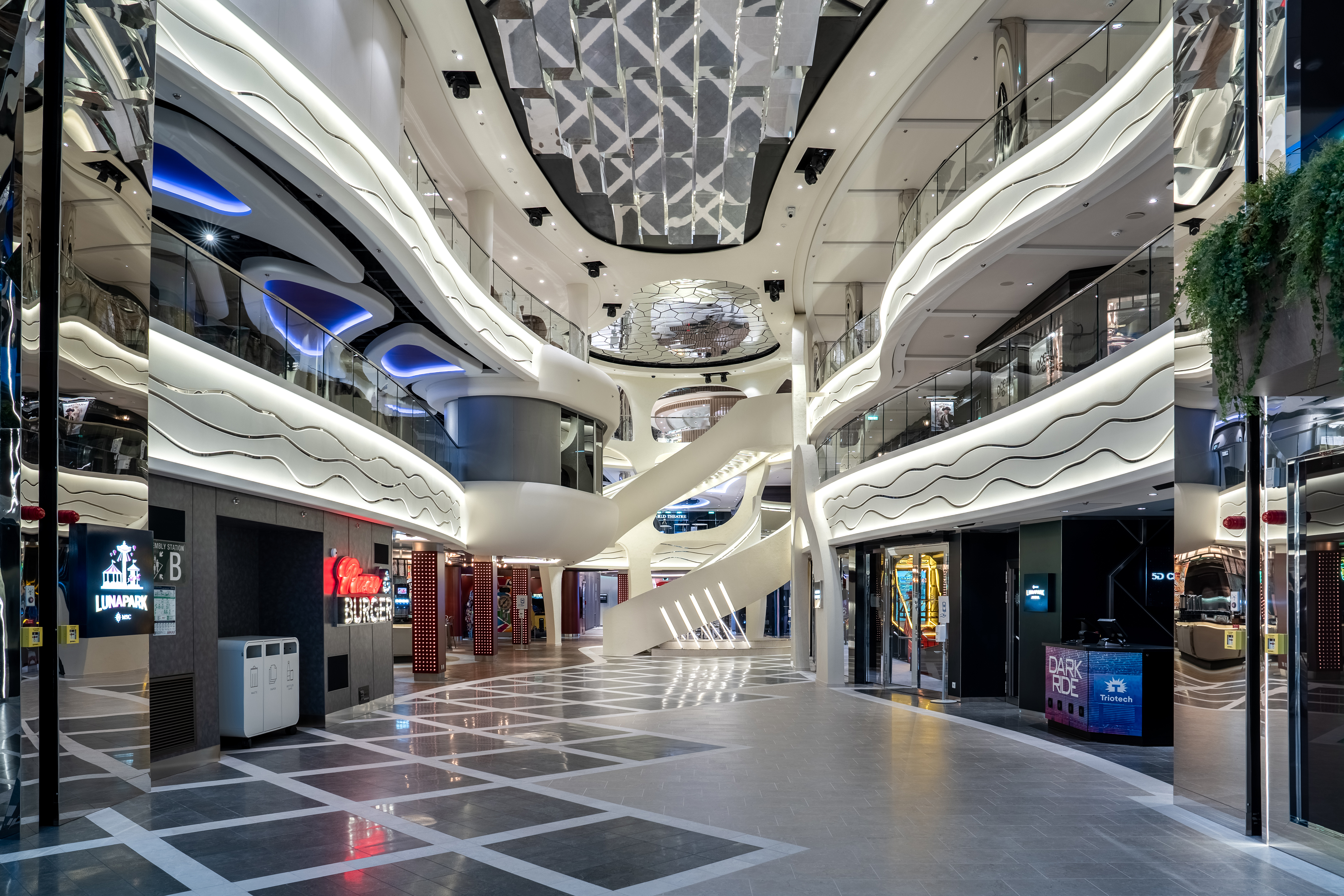 Strosa längs World Promenade under den ikoniska LED-kupolen