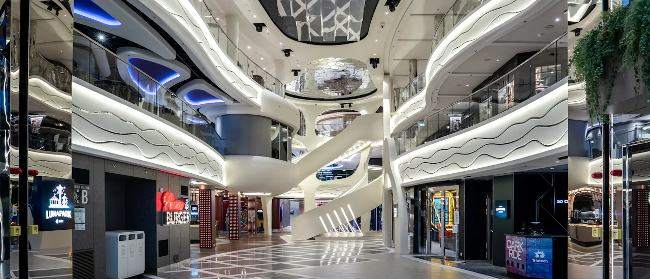 Strosa längs World Promenade under den ikoniska LED-kupolen