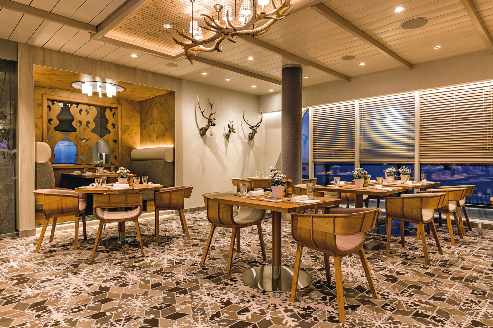 Njut av både traditionella och moderna specialiteter från Alperna på restaurangen Schmankerl