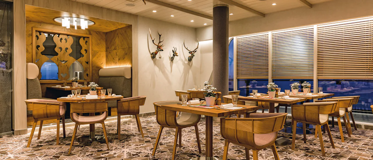 Njut av både traditionella och moderna specialiteter från Alperna på restaurangen Schmankerl