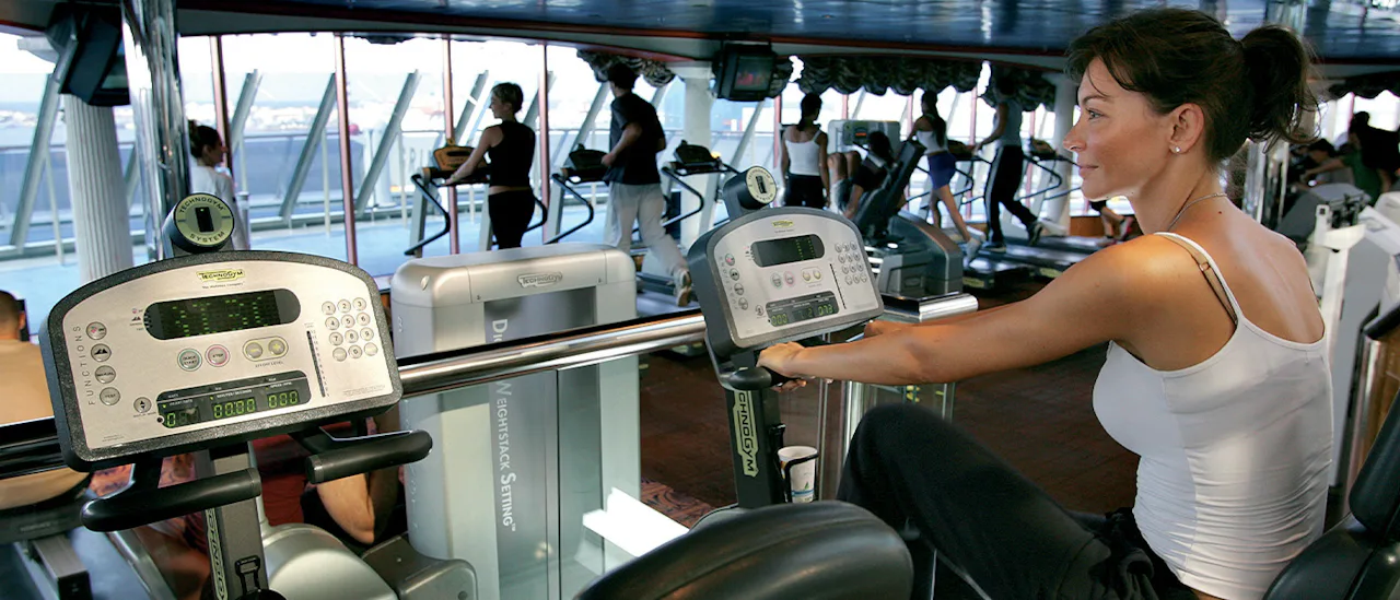 TrÀna pÄ gymmet med havsutsikt