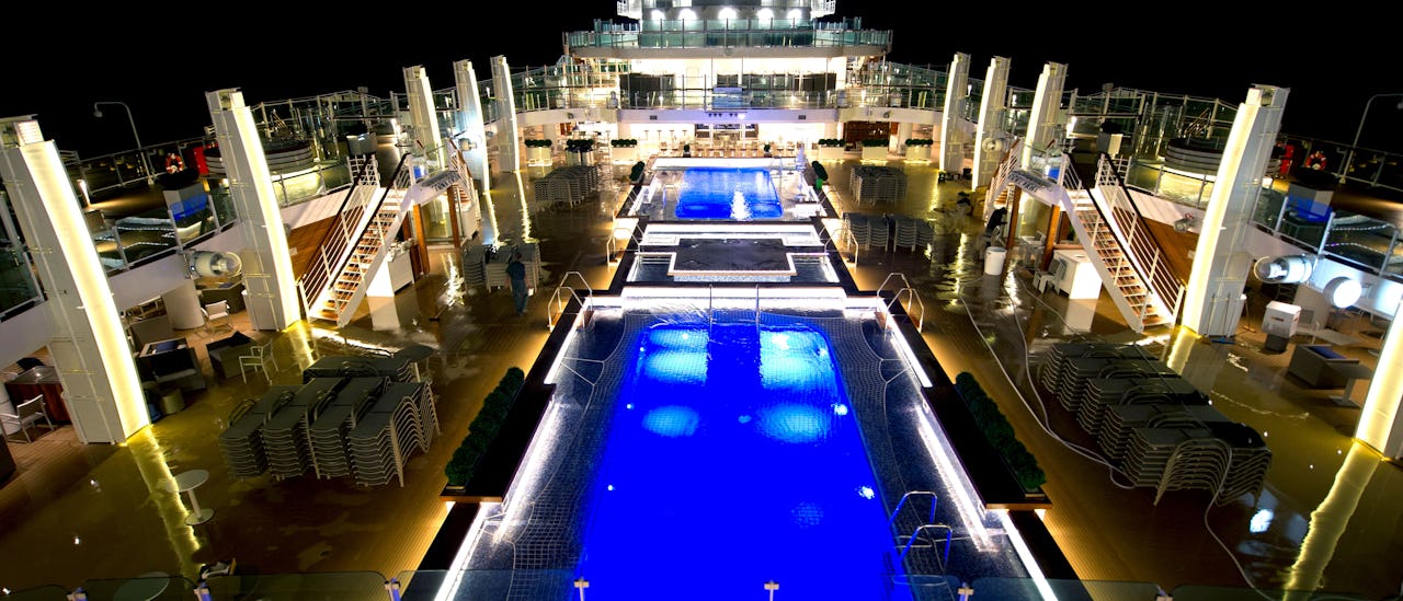 Poolområdet under stjärnorna