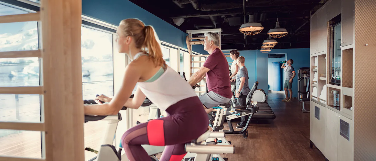 Gymmet och den separata gruppträningssalen – båda med havsutsikt – kan användas från morgon till kväll.