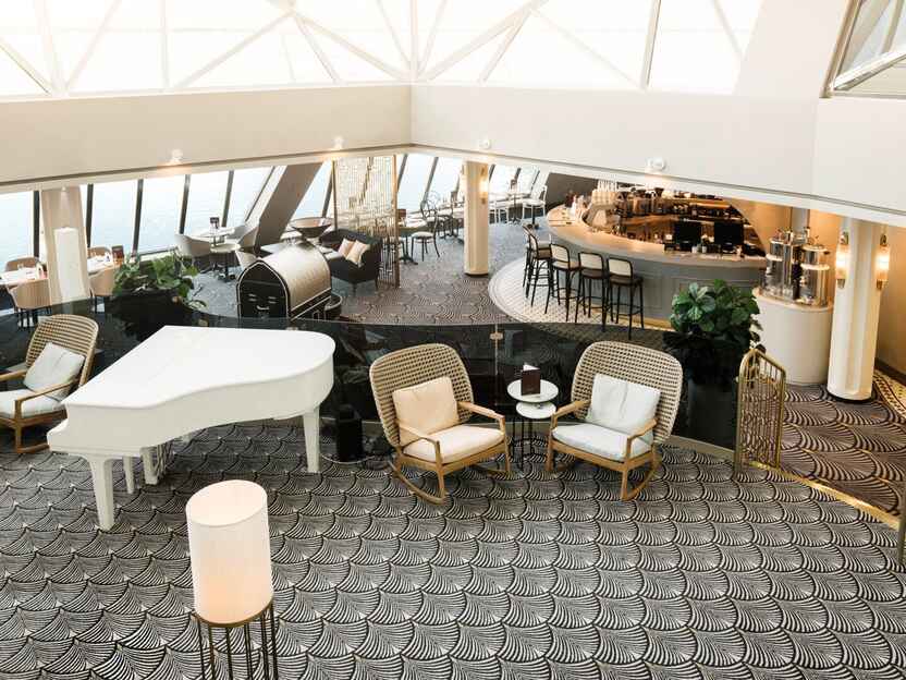 I kaféloungen serverar baristan nygjorda kaffespecialiteter hela dagen