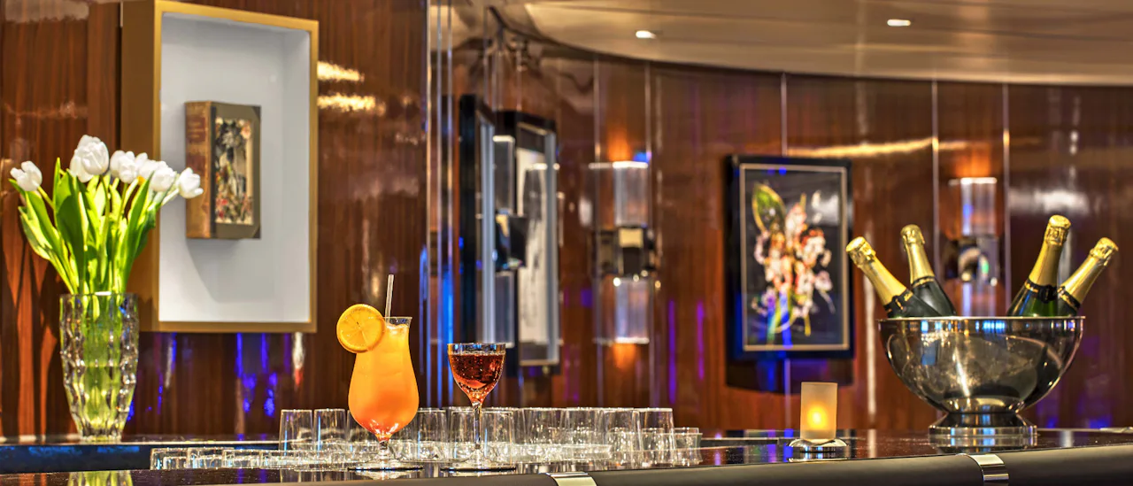 Sky Bar är stället att njuta av en uppfriskande, tropisk drink!