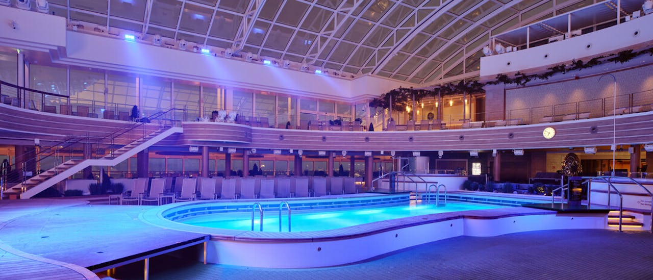 Det infällbara SkyDome-glastaket på 970 m²