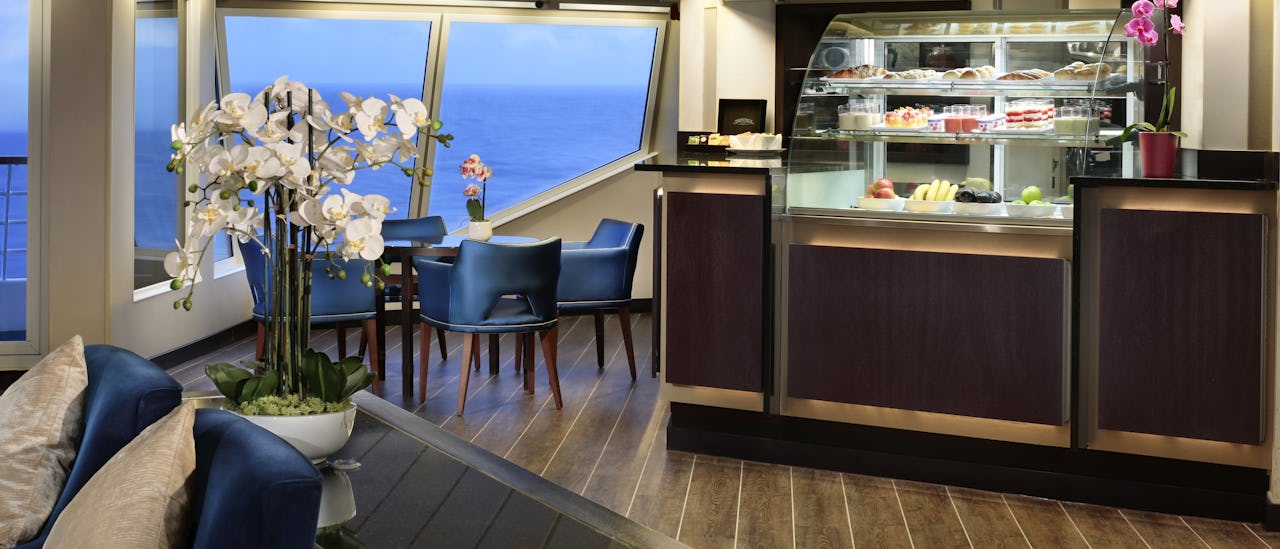 På översta däck eller däck 8, finns en Yacht klubb, en Stjärnbar och en Lounge