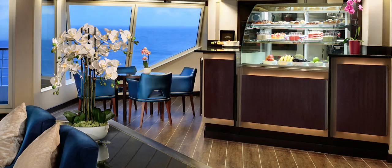 På översta däck, eller däck 8, finns en Yacht klubb, en Stjärn bar och en lounge.