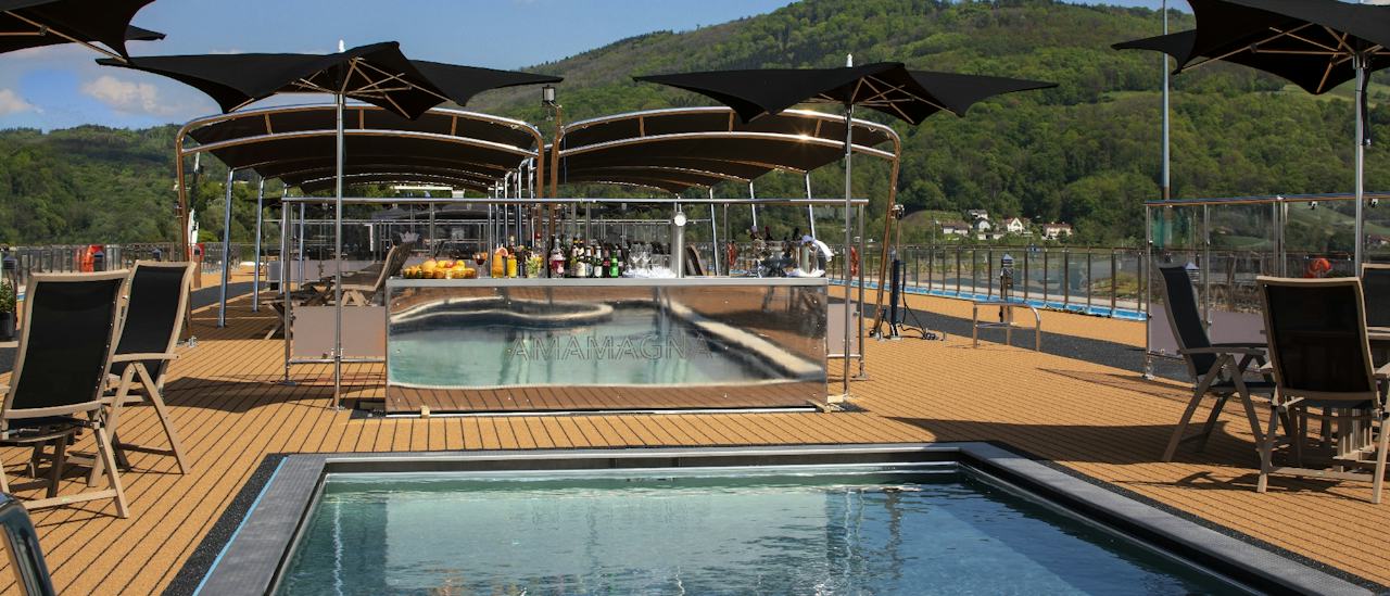 Poolen och Sky Bar på soldäcket