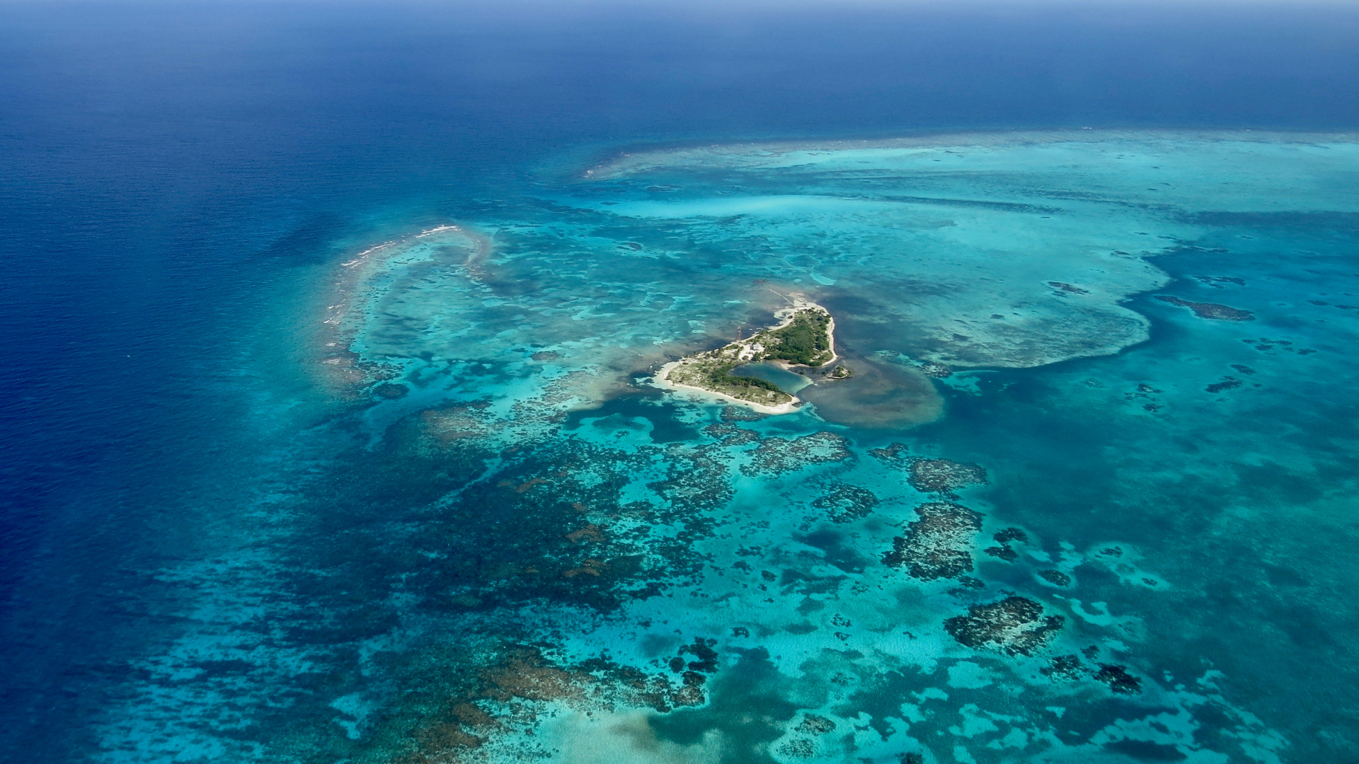 Belize beach (flygfoto) klarblått vatten med vita stränder