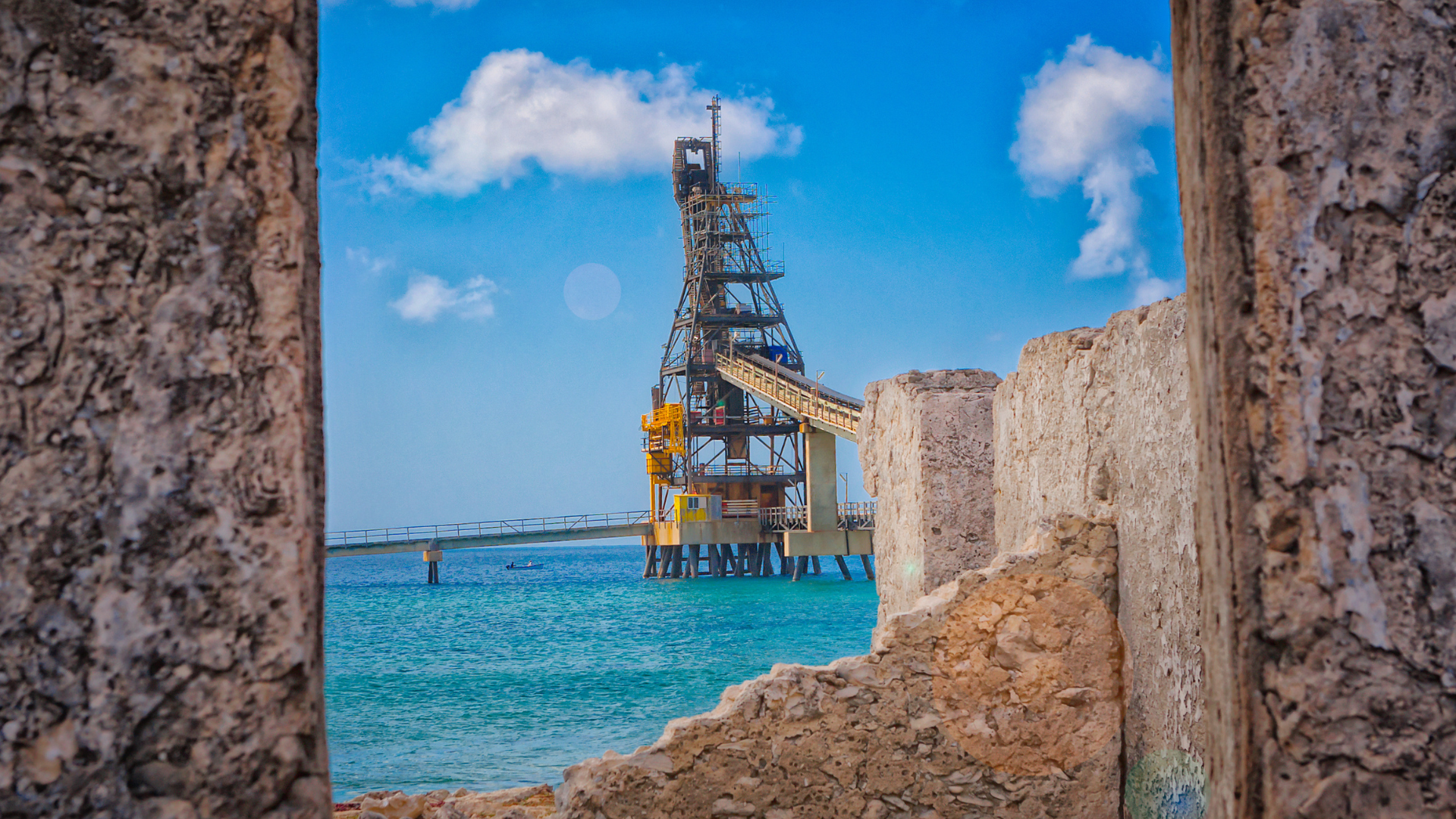 Salt Pier genom ruiner