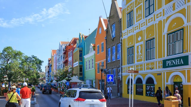 Curaçao - Shopping med människor och pastellfärgade hus