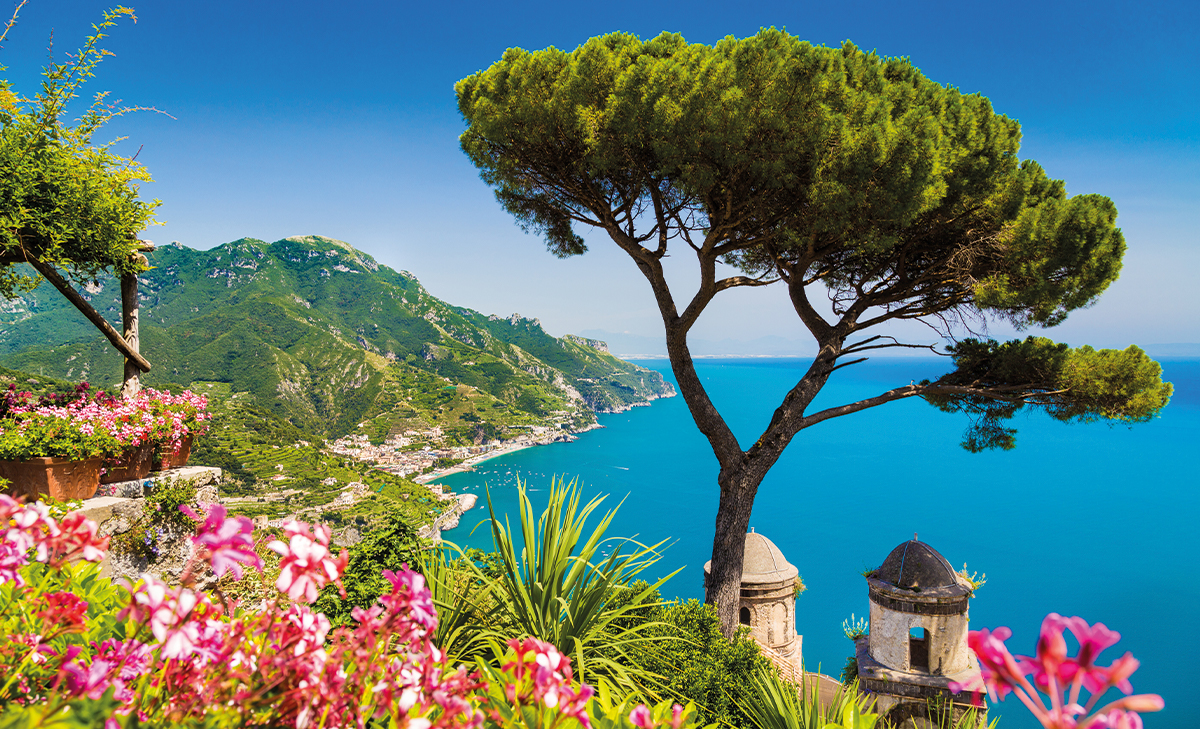 Upptäck Medelhavets naturliga skönhet som erbjuder både rik historia, kultur och behagligt väder.