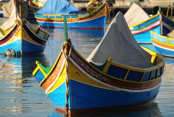 Färgglada båtar Malta