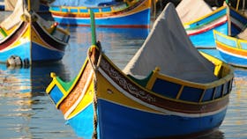 Färgglada båtar Malta